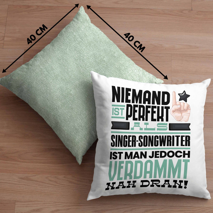 Singer-Songwriter Geschenk Kissen mit Füllung 40x40 Lustige Geschenkidee für Singer-Songwriter Geburtstag Niemand Ist Perfekt Aber Als Singer-Songwriter Ist Man Nah Dran (Grau) Grün Trendation