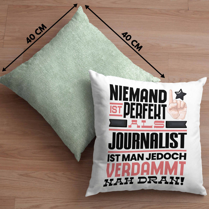 Journalist Geschenk Kissen mit Füllung 40x40 Lustige Geschenkidee für Journalist Geburtstag Niemand Ist Perfekt Aber Als Journalist Ist Man Nah Dran (Grau) Grün Trendation