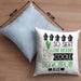 Taekwondoin Geschenk Kissen mit Füllung 40x40 Geschenkidee für Taekwondoin Geburtstag Weihnachten Spruch So Sieht Eine Richtig Coole Taekwondoin Aus (Grau) Blau Trendation