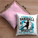 Handball Geschenk Kissen mit Füllung 40x40 Geschenkidee Handball-Spieler Handballspielerin Mädchen Jungs Warum Ich Handball Spiele? (Grau) Rosa Trendation