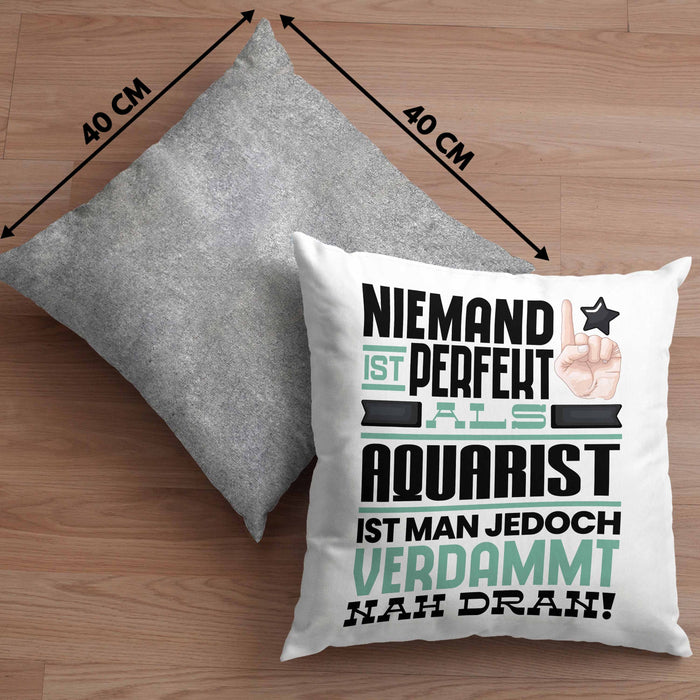 Aquarist Geschenk Kissen mit Füllung 40x40 Lustige Geschenkidee für Aquarist Geburtstag Niemand Ist Perfekt Aber Als Aquarist Ist Man Nah Dran (Grau) Grau Trendation