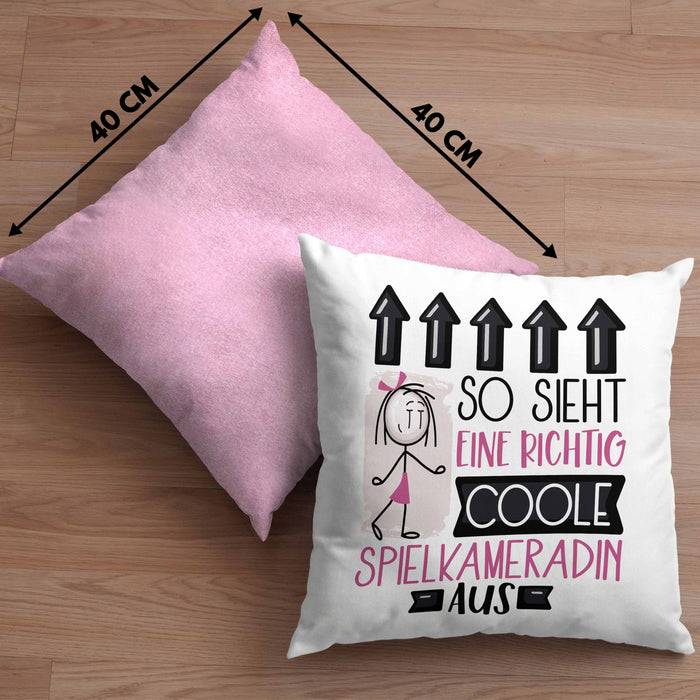 Spielkameradin Geschenk Kissen mit Füllung 40x40 Lustig Geschenkidee für Spielkameradin Geburtstag So Sieht Eine Richtig Coole Spielkameradin Aus Frauen Spruch (Grau) Rosa Trendation