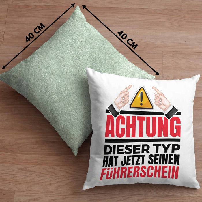 Führerschein Bestanden Geschenk Kissen mit Füllung 40x40 Bestandener Führerschein Achtung Dieser Typ Hat Jetzt Seinen Führerschein Fahrschule (Grau) Grün Trendation