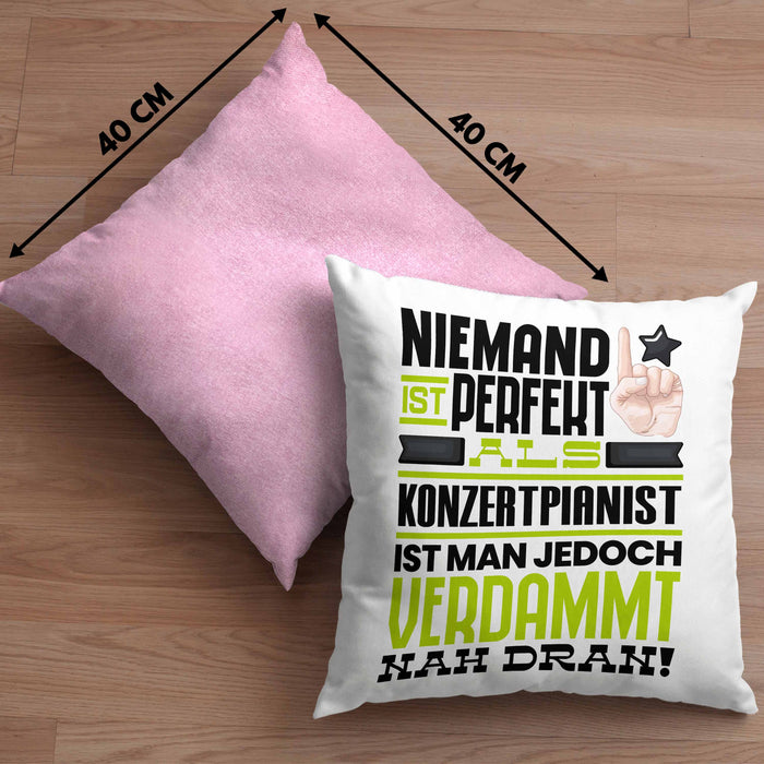 Konzertpianist Geschenk Kissen mit Füllung 40x40 Lustige Geschenkidee für Konzertpianist Geburtstag Niemand Ist Perfekt Aber Als Konzertpianist Ist Man Nah Dran (Grau) Rosa Trendation