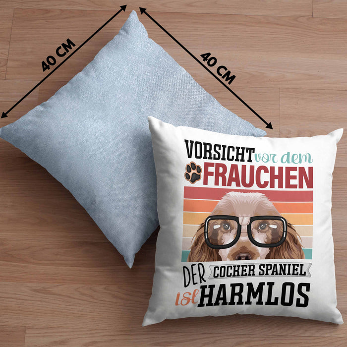 Cocker Spaniel Besitzerin Frauchen Kissen mit Füllung 40x40 Geschenk Lustiger Spruch Geschenkidee Vorsicht Vor Dem Frauchen (Grau) Blau Trendation
