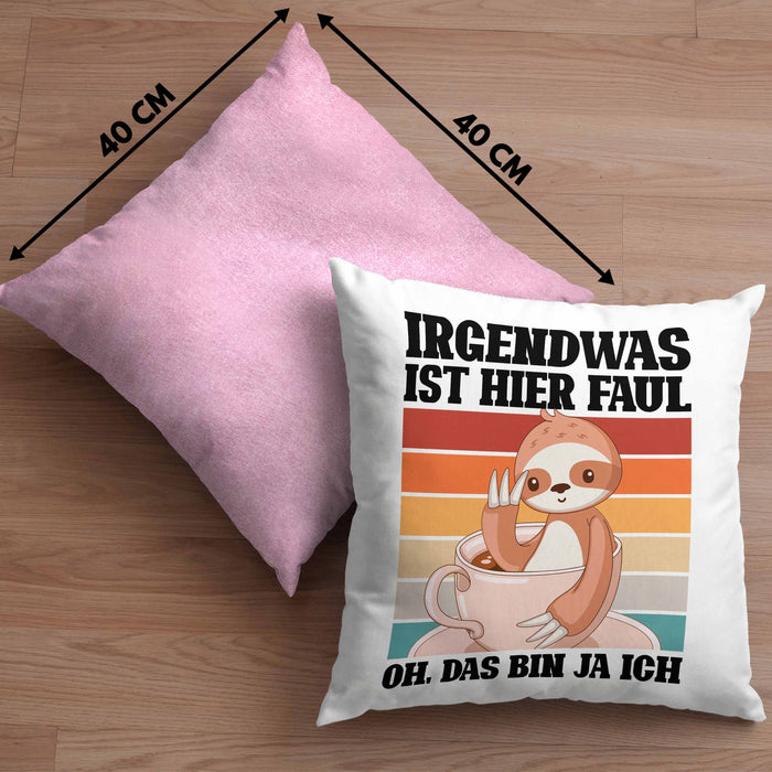 Lustige Kissen mit Füllung 40x40 Irgendwas Ist Hier Faul Geschenk Spruch Faultier Kollegein Kollege Geschenkidee Freundin Freund (Grau) Rosa Trendation