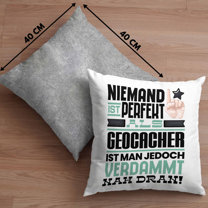 Geocacher Geschenk Kissen mit Füllung 40x40 Lustige Geschenkidee für Geocacher Geburtstag Niemand Ist Perfekt Aber Als Geocacher Ist Man Nah Dran (Grau) Grau Trendation