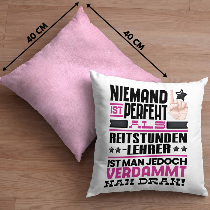 Reitstundenlehrer Geschenk Kissen mit Füllung 40x40 Lustige Geschenkidee für Reitstundenlehrer Geburtstag Niemand Ist Perfekt Aber Als Reitstundenlehrer Ist Man Nah Dran (Grau) Rosa Trendation