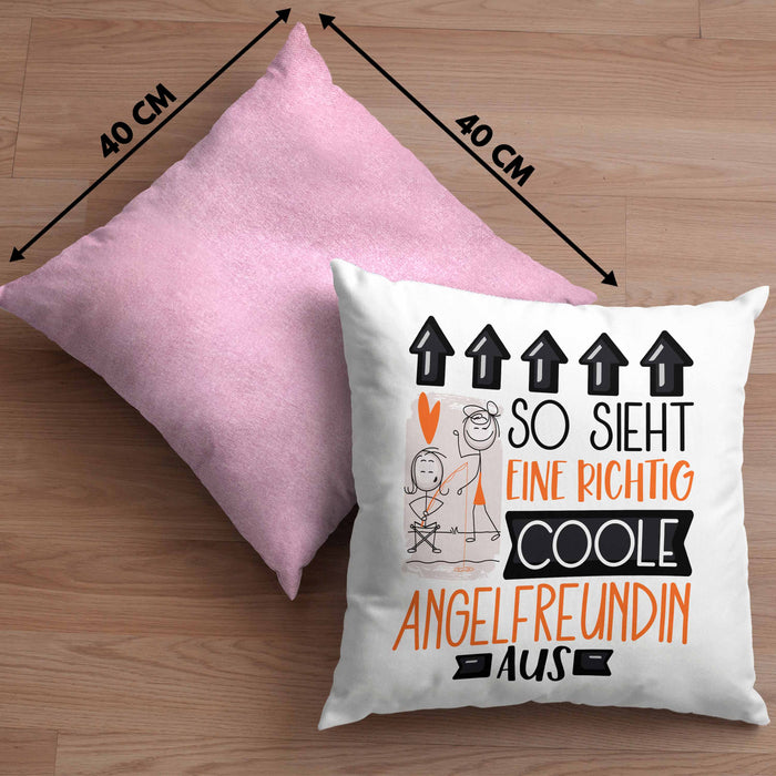 Angelfreundin Geschenk Kissen mit Füllung 40x40 Lustig Geschenkidee für Angelfreundin Geburtstag So Sieht Eine Richtig Coole Angelfreundin Aus Frauen Spruch Anglerin (Grau) Rosa Trendation