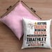 Triathlet Geschenk Kissen mit Füllung 40x40 Lustiger Spruch Erheben Sie Sich Der Triathlet Betritt den Raum (Grau) Rosa Trendation