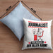 Journalist Kissen mit Füllung 40x40 Geschenk für Journalist Der Mann Der Alles Kann Geschenkidee zum Geburtstag (Grau) Blau Trendation