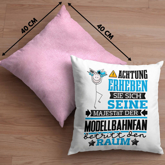 Modellbahnfan Geschenk Kissen mit Füllung 40x40 Lustiger Spruch Erheben Sie Sich Der Modellbahnfan Betritt den Raum (Grau) Rosa Trendation