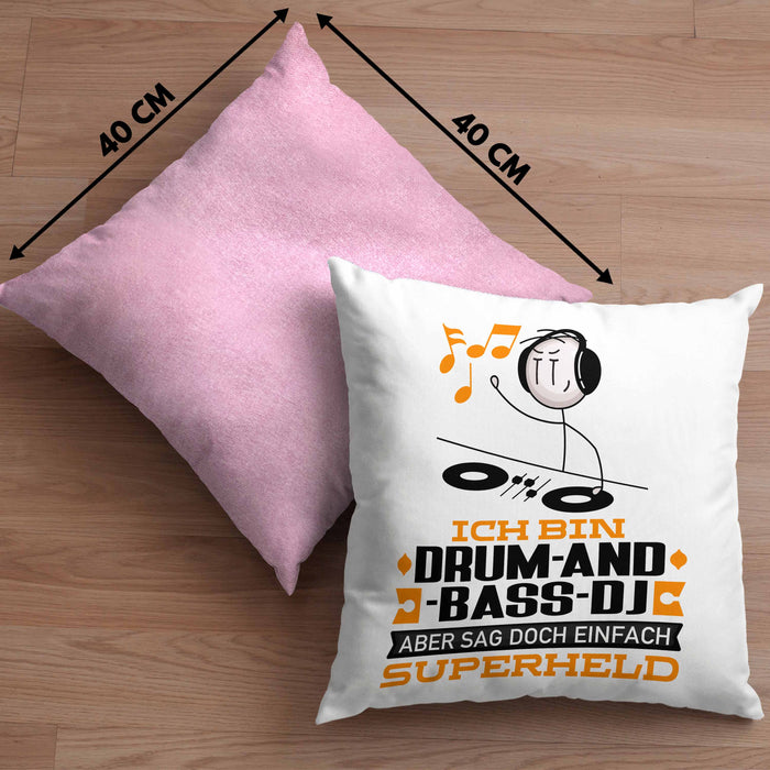 Drum-and-Bass-DJ Geschenk Kissen mit Füllung 40x40 Ich Bin Drum-and-Bass-DJ Aber Sag Doch Einfach Superheld Lustige Geschenkdiee für Drum-and-Bass-DJ (Grau) Rosa Trendation