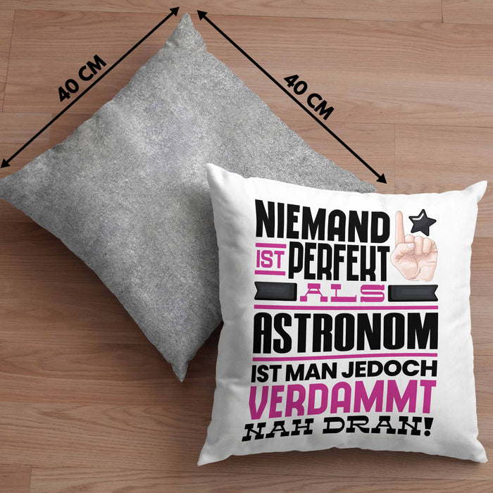 Astronom Geschenk Kissen mit Füllung 40x40 Lustige Geschenkidee für Astronom Geburtstag Niemand Ist Perfekt Aber Als Astronom Ist Man Nah Dran (Grau) Grau Trendation
