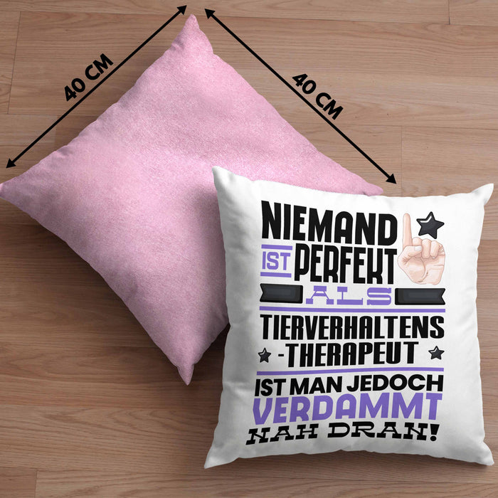 Tierverhaltenstherapeut Geschenk Kissen mit Füllung 40x40 Lustige Geschenkidee für Tierverhaltenstherapeut Geburtstag Niemand Ist Perfekt Aber Als Tierverhaltenstherapeut Ist Man Nah Dran (Grau) Rosa Trendation