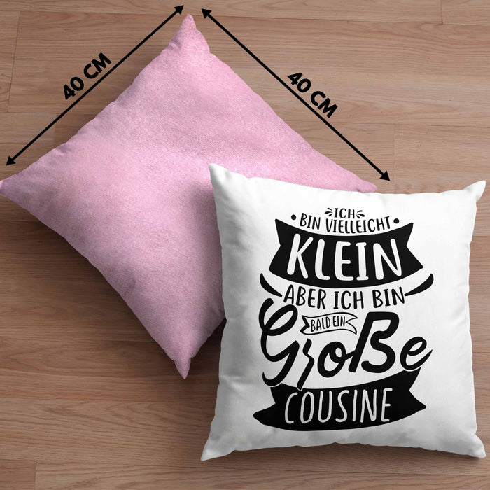 Große Cousine Kissen mit Füllung 40x40 Geschenk Verkündung Ich Bin Vielleicht Klein Aber Ich Bin Bald Eine Große Cousine Geschenkidee Nachwuchs (Grau) Rosa Trendation