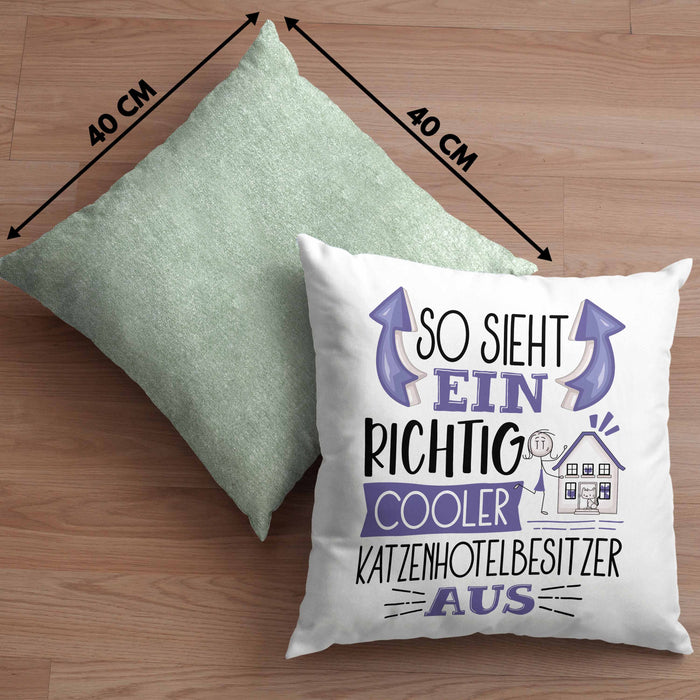 Katzenhotelbesitzer Kissen mit Füllung 40x40 So Sieht Ein Richtig Cooler Katzenhotelbesitzer Aus Geschenk Lustiger Spruch Geschenkidee (Grau) Grün Trendation