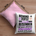 Reisender Geschenk Kissen mit Füllung 40x40 Lustige Geschenkidee für Reisender Geburtstag Niemand Ist Perfekt Aber Als Reisender Ist Man Nah Dran (Grau) Rosa Trendation