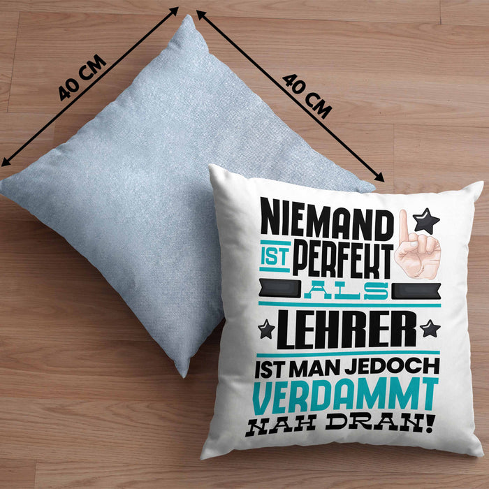 Lehrer Geschenk Kissen mit Füllung 40x40 Lustige Geschenkidee für Lehrer Geburtstag Niemand Ist Perfekt Aber Als Lehrer Ist Man Nah Dran (Grau) Blau Trendation