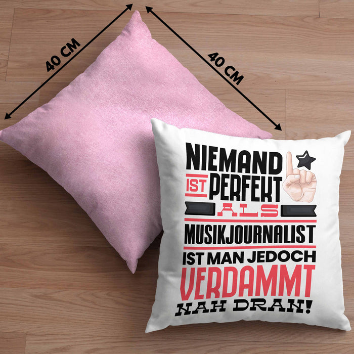 Musikjournalist Geschenk Kissen mit Füllung 40x40 Lustige Geschenkidee für Musikjournalist Geburtstag Niemand Ist Perfekt Aber Als Musikjournalist Ist Man Nah Dran (Grau) Rosa Trendation