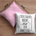 Ich Stalke Nicht Ich Ermittle Kissen mit Füllung 40x40 Lustige Geschenkidee Kollegin Freundin Kaffee (Grau) Rosa Trendation
