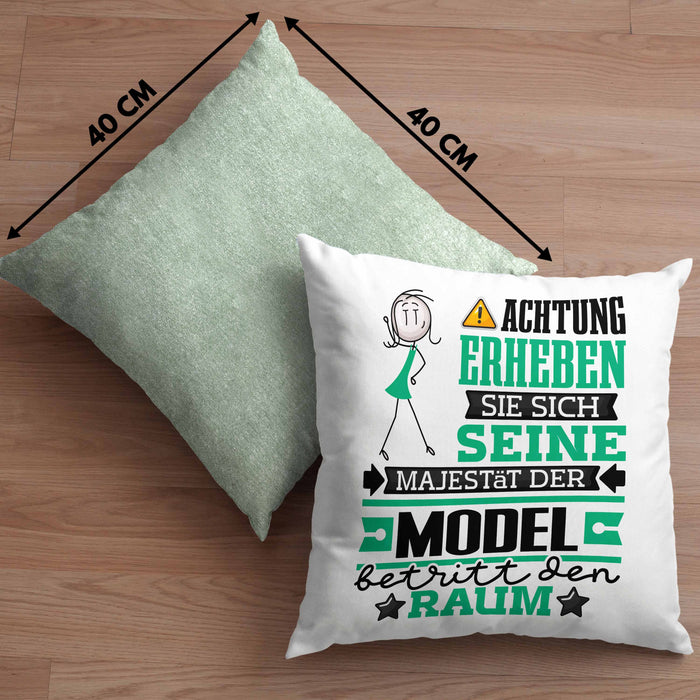 Model Geschenk Kissen mit Füllung 40x40 Lustiger Spruch Erheben Sie Sich Der Model Betritt den Raum (Grau) Grün Trendation
