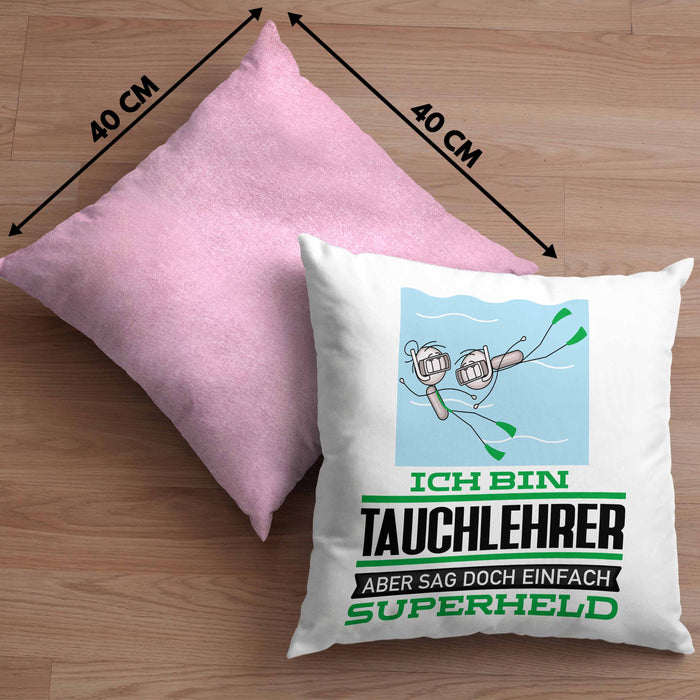 Tauchlehrer Geschenk Kissen mit Füllung 40x40 Ich Bin Tauchlehrer Aber Sag Doch Einfach Superheld Lustige Geschenkdiee für Tauchlehrer (Grau) Rosa Trendation