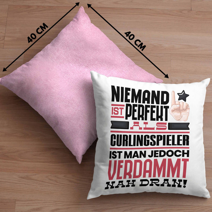 Curlingspieler Geschenk Kissen mit Füllung 40x40 Lustige Geschenkidee für Curlingspieler Geburtstag Niemand Ist Perfekt Aber Als Curlingspieler Ist Man Nah Dran (Grau) Rosa Trendation