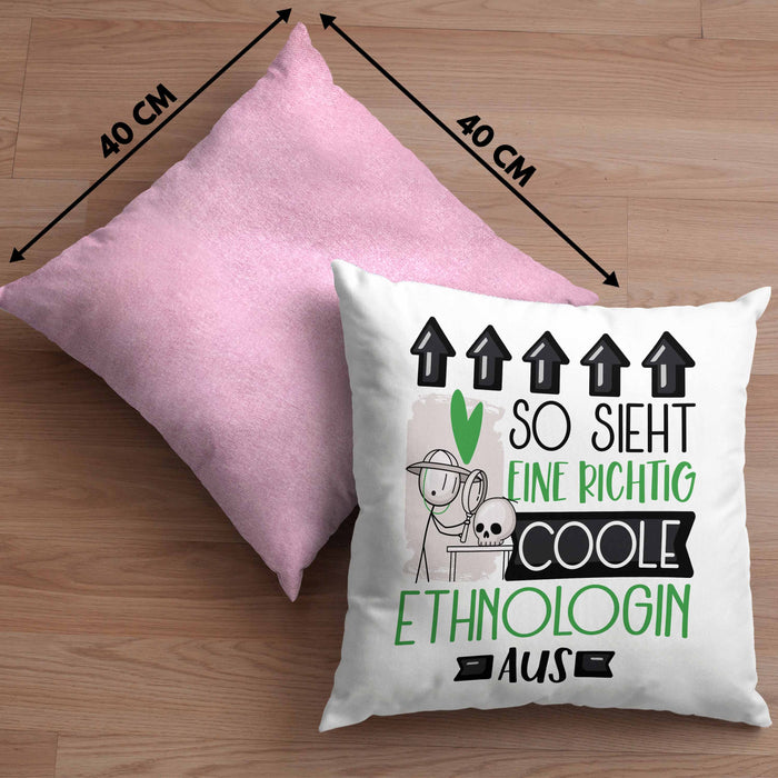 Ethnologin Geschenk Kissen mit Füllung 40x40 Geschenkidee für Ethnologin Geburtstag Weihnachten Spruch So Sieht Eine Richtig Coole Ethnologin Aus (Grau) Rosa Trendation