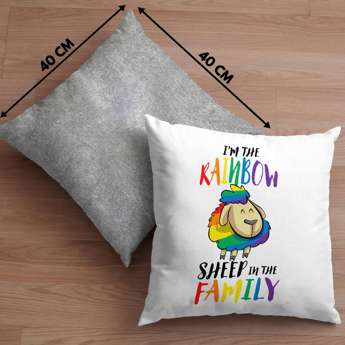 Lustige LGBTQ-Kissen mit Füllung 40x40 mit dem Spruch "I'm The Rainbow Sheep In The Family" Schwule Lesben (Grau) Grau Trendation