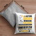 Hundebesitzer Geschenk Kissen mit Füllung 40x40 Lustiger Spruch Erheben Sie Sich Der Hundebesitzer Betritt den Raum (Grau) Grau Trendation