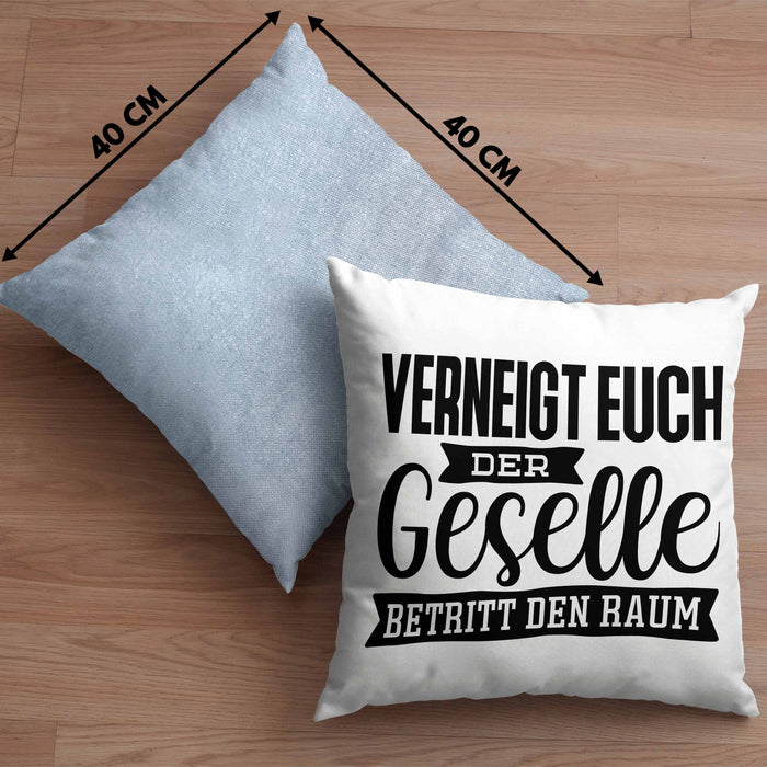 Geselle Prüfung Bestanden Kissen mit Füllung 40x40 Geschenk Verneigt Euch Der Geselle Betritt Den Raum (Grau) Blau Trendation