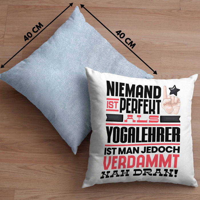Yogalehrer Geschenk Kissen mit Füllung 40x40 Lustige Geschenkidee für Yogalehrer Geburtstag Niemand Ist Perfekt Aber Als Yogalehrer Ist Man Nah Dran (Grau) Blau Trendation