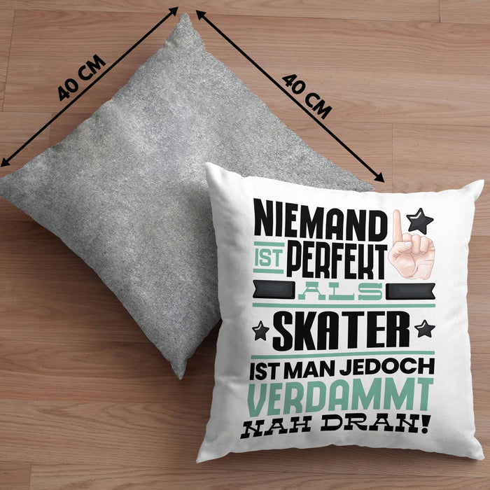 Skater Geschenk Kissen mit Füllung 40x40 Lustige Geschenkidee für Skater Geburtstag Niemand Ist Perfekt Aber Als Skater Ist Man Nah Dran (Grau) Grau Trendation