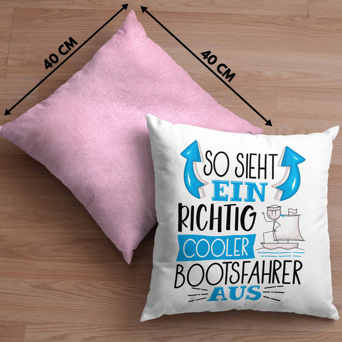 So Sieht Ein Richtig Cooler Bootsfahrer Aus Geschenk Kissen mit Füllung 40x40 Lustiger Spruch Geschenkidee (Grau) Rosa Trendation