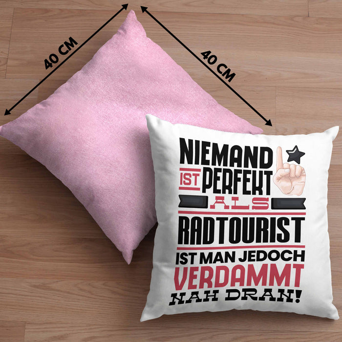 Radtourist Geschenk Kissen mit Füllung 40x40 Lustige Geschenkidee für Radtourist Geburtstag Niemand Ist Perfekt Aber Als Radtourist Ist Man Nah Dran (Grau) Rosa Trendation