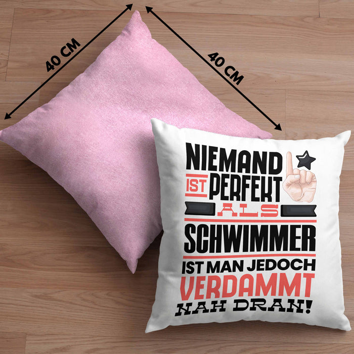 Schwimmer Geschenk Kissen mit Füllung 40x40 Lustige Geschenkidee für Schwimmer Geburtstag Niemand Ist Perfekt Aber Als Schwimmer Ist Man Nah Dran (Grau) Rosa Trendation