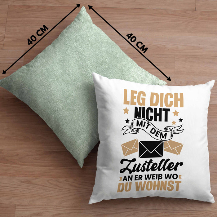 Postbote Paketzusteller Geschenk Kissen mit Füllung 40x40 Spruch Leg Dich Nicht Mit Dem Zusteller An Er Weiß Wo Du Wohnst Briefträger (Grau) Grün Trendation