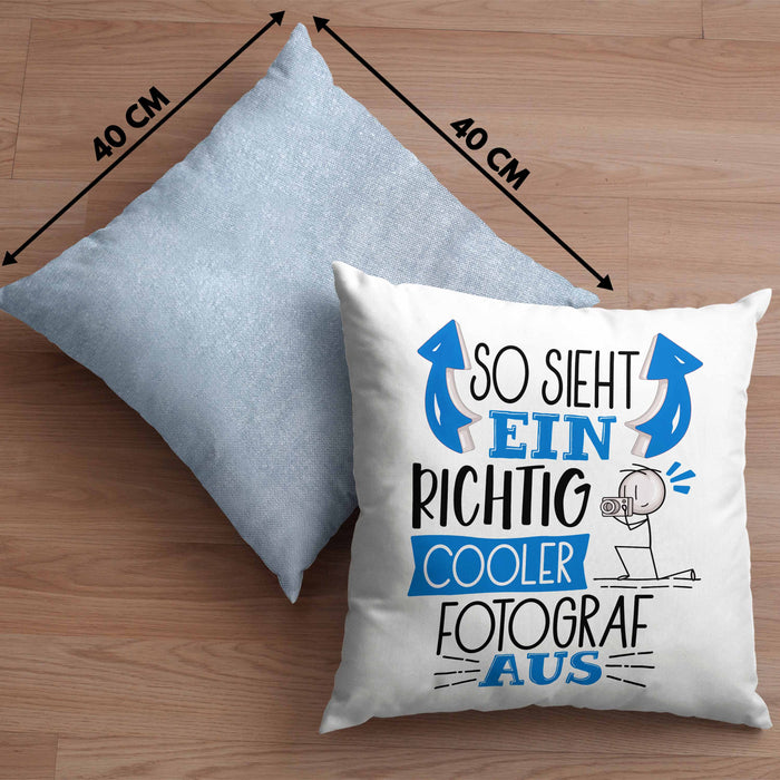 Fotograf Kissen mit Füllung 40x40 Geschenk So Sieht Ein RIchtig Cooler Fotograf Aus Geschenkidee Lustiger Spruch Geburtstag (Grau) Blau Trendation