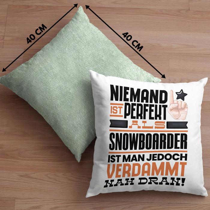 Snowboarder Geschenk Kissen mit Füllung 40x40 Lustige Geschenkidee für Snowboarder Geburtstag Niemand Ist Perfekt Aber Als Snowboarder Ist Man Nah Dran (Grau) Grün Trendation