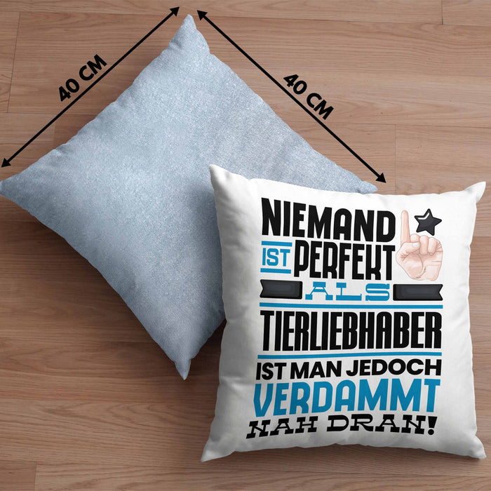 Tierwohlhaber Geschenk Kissen mit Füllung 40x40 Lustige Geschenkidee für Tierwohlhaber Geburtstag Niemand Ist Perfekt Aber Als Tierwohlhaber Ist Man Nah Dran (Grau) Blau Trendation