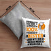 Abenteurreisender Geschenk Lustiger Spruch für Abenteurreisender Geschenkidee Bester Abenteurreisender Der WeltKissen mit Füllung 40x40 (Grau) Grau Trendation