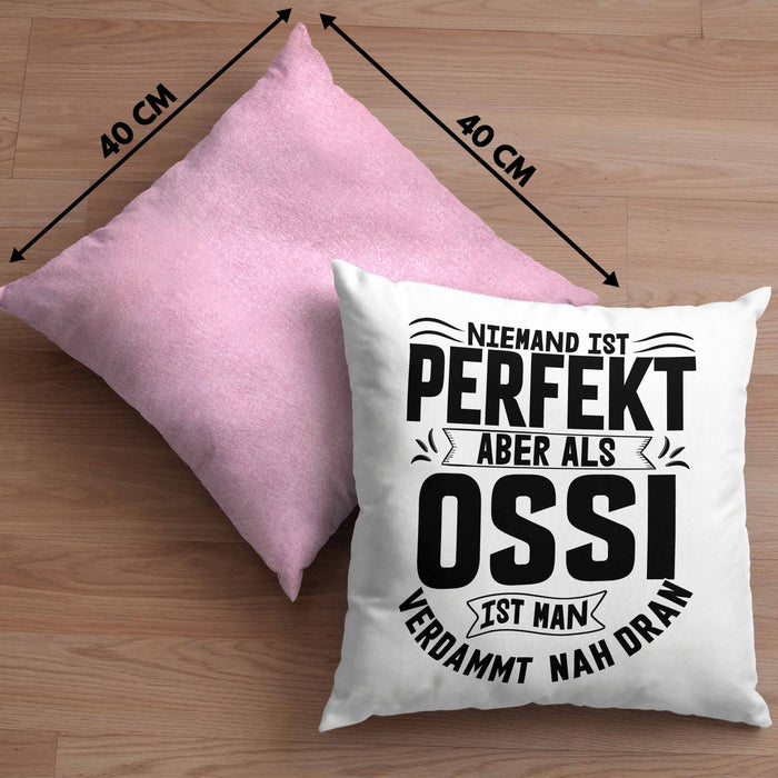 Ossi Kissen mit Füllung 40x40 Geschenk Ostdeutschland Niemand Ist Perfekt Aber Als Ossi Ist Man Nah Dran (Grau) Rosa Trendation