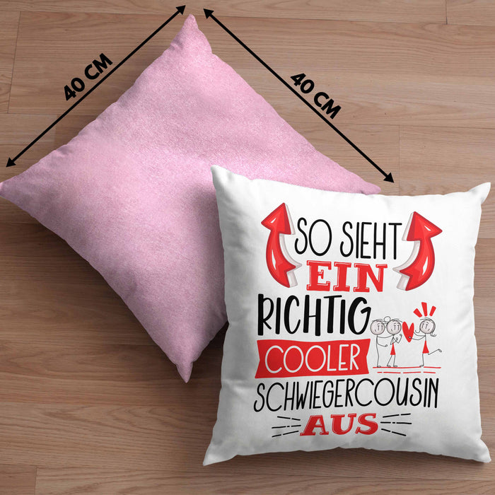 So Sieht Ein Richtig Cooler Schwiegercousin Aus Geschenk Kissen mit Füllung 40x40 Lustiger Spruch Geschenkidee (Grau) Rosa Trendation
