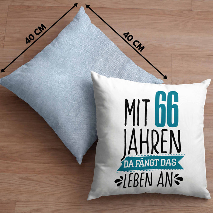 Trendation - Lustiges Geschenk 66. Geburtstag für Männer und Frauen Kissen mit Füllung 40x40 66er Geschenkiee Spruch (Grau) Blau Trendation