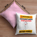 Stiefcousin Kissen mit Füllung 40x40 Geschenk Lustiger Spruch Geschenkidee für Stiefcousin Achtung Hochleistungs Stiefcousin Bei Der Arbeit (Grau) Rosa Trendation