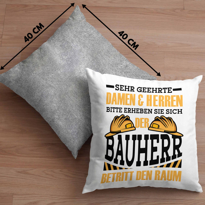 Bauherr Kissen mit Füllung 40x40 "Der Bauherr betritt den Raum" Geschenk für Bauherren Hausbesitzer Hausbauer (Grau) Grau Trendation