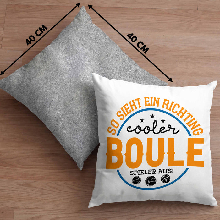 Boule Kissen mit Füllung 40x40 "So Sieht Ein Richtig Cooler Boule Spieler Aus" Kissen mit Füllung 40x40 - Geschenk für Boule-Fans mit Spruch (Grau) Grau Trendation