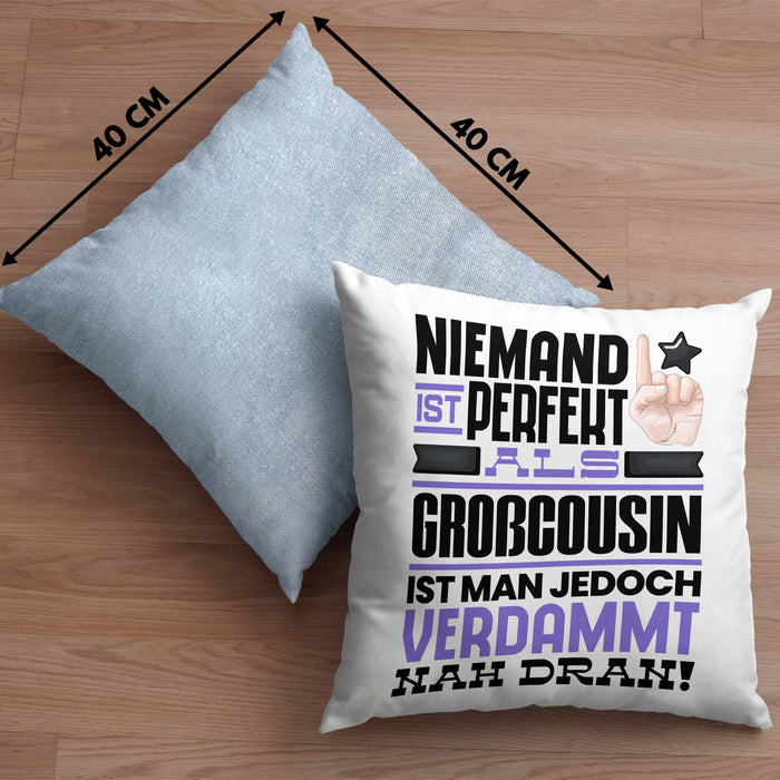 Großcousin Geschenk Kissen mit Füllung 40x40 Lustige Geschenkidee für Großcousin Geburtstag Niemand Ist Perfekt Aber Als Großcousin Ist Man Nah Dran (Grau) Blau Trendation