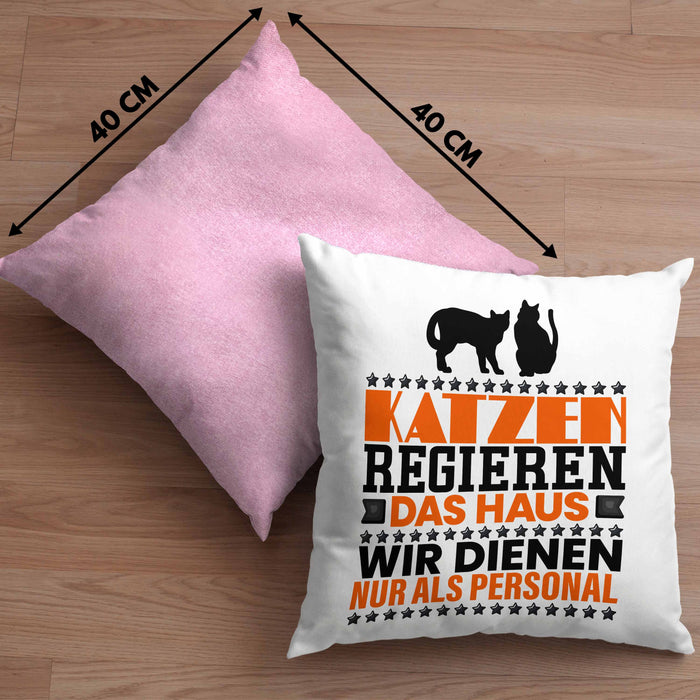Katze Kissen mit Füllung 40x40 Geschenk Spruch Geschenkidee für Katzen-Mama Papa Katzenliebhaber Katzen Regieren Das Haus Wir Dienen Nur Als Personal (Grau) Rosa Trendation